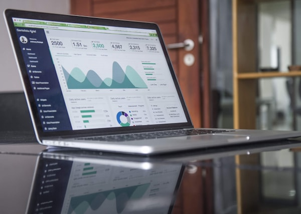Similarweb团队使用数据分析工具进行市场研究